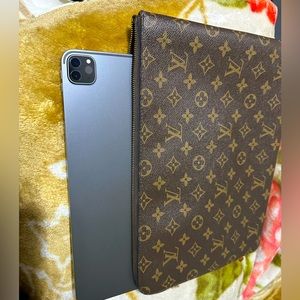 Louis Vuitton Monogram Clutch/iPad
Pro